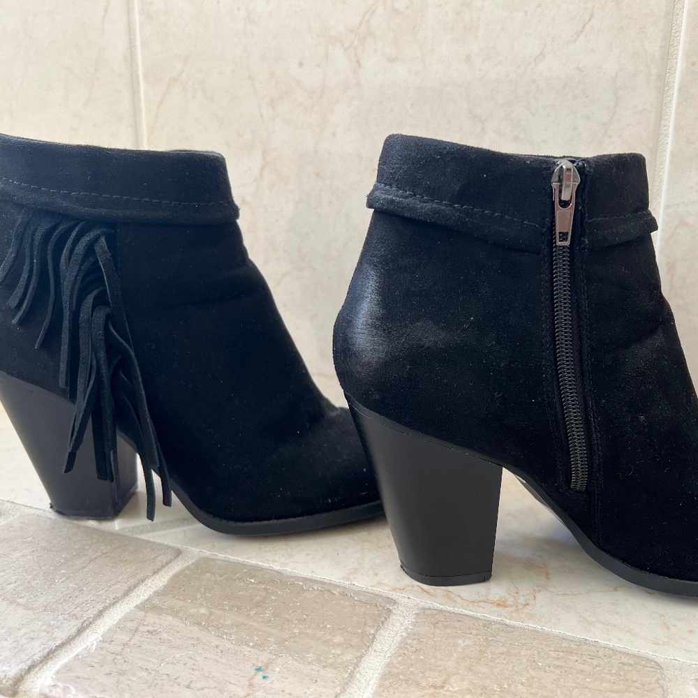 Ladies black suede boots with a 4" heel and side fringe Size 8